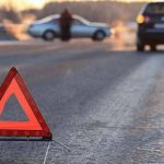 В Прикарпатті автомобіль перекинувся і пошкодив електроопору: водія доставили до лікарні