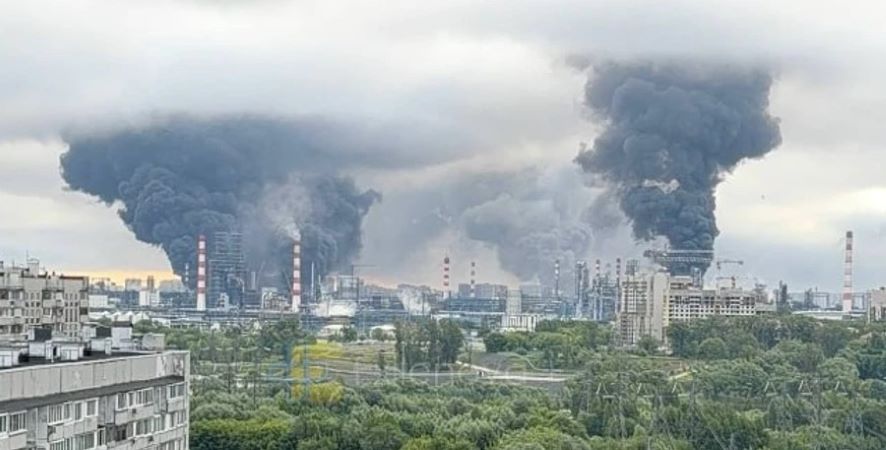 У столиці горить нафтопереробний завод у Капотні: місто вкрила щільна димова завіса