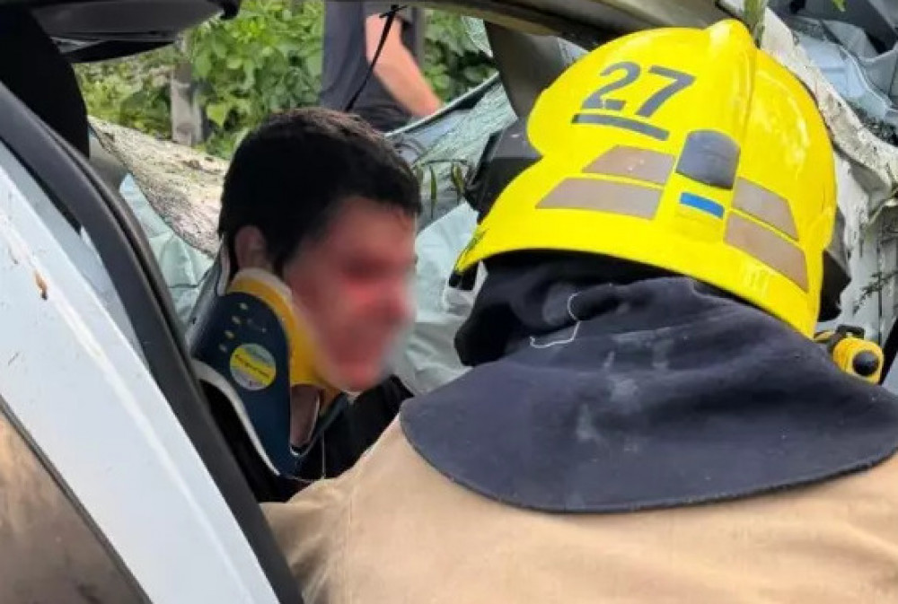 В Стопчатові машина вилетіла в придорожню канаву, одна людина загинула, двоє поранені – ДСНС