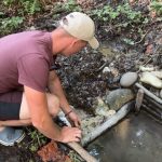 Сидіння, ступені та прозора вода: на Прикарпатті чоловік облаштовує джерела в лісі