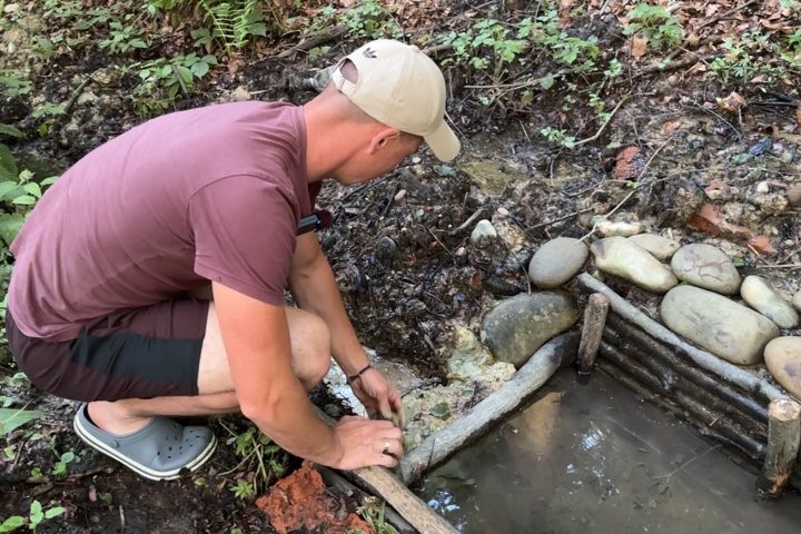 Сидіння, ступені та прозора вода: на Прикарпатті чоловік облаштовує джерела в лісі