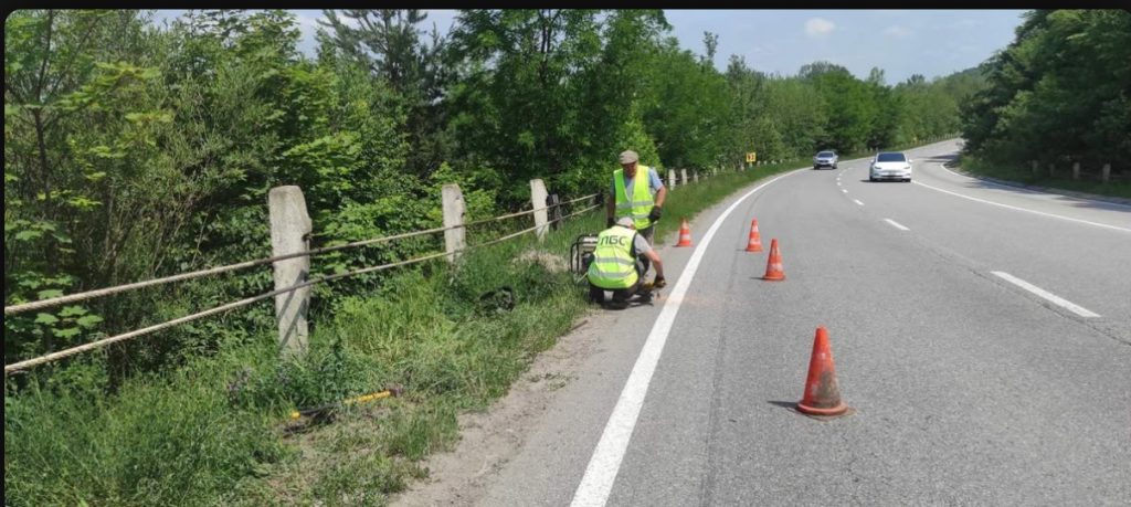 В Прикарпатті відновлюють мости та усувають ями на дорогах