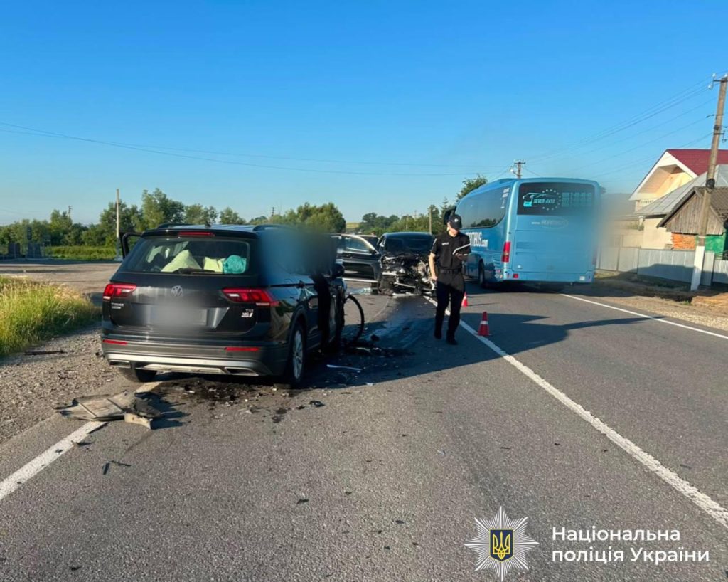 У Рогатинському районі жінка-водій заснула за кермом і стала причиною аварії