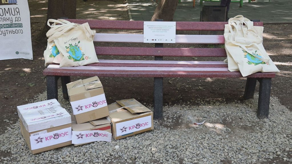 У Коломиї з’явилися дві лавки з матеріалів, виготовлених із перероблених кришечок