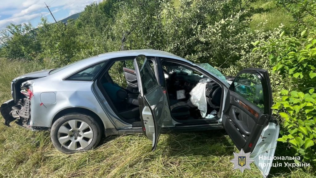У Надвірнянському районі сталася аварія за участі автомобіля «Audi», автобуса та евакуатора