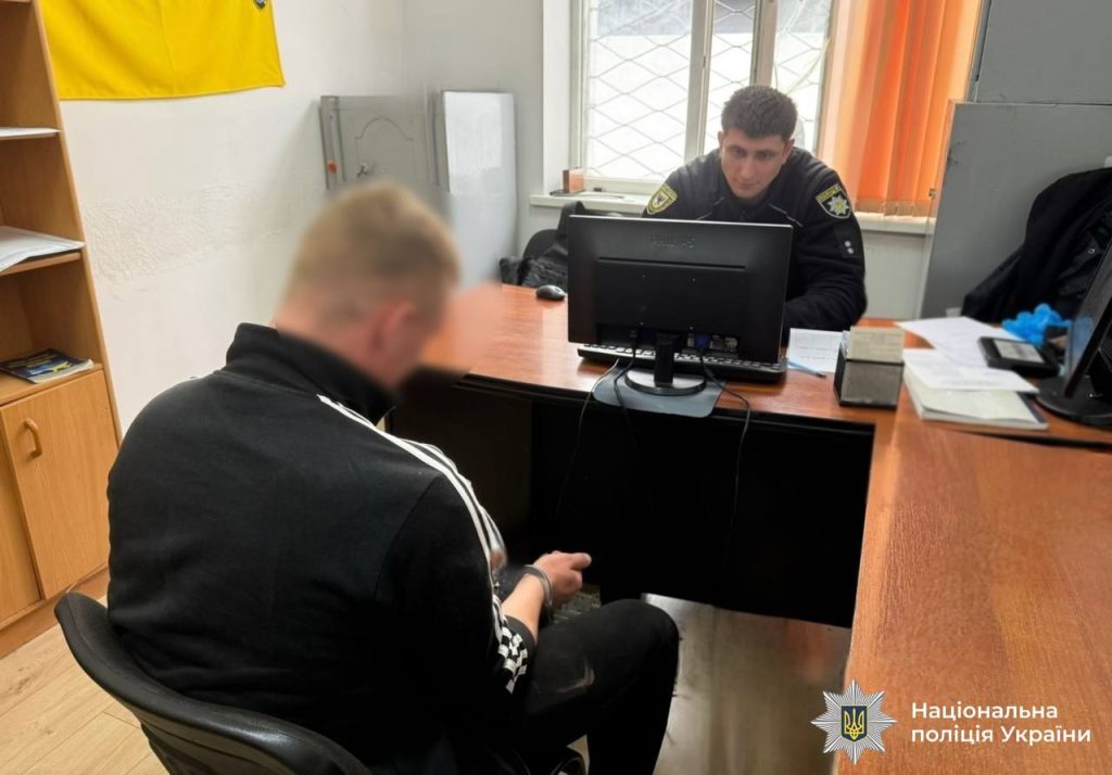 У Франківську затримали чоловіка, який кидав каміння у поліцейське авто
