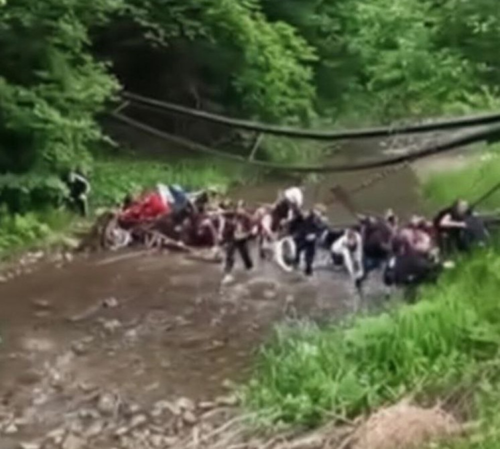 У Буковині шістьох дітей госпіталізували після обвалу підвісного мосту