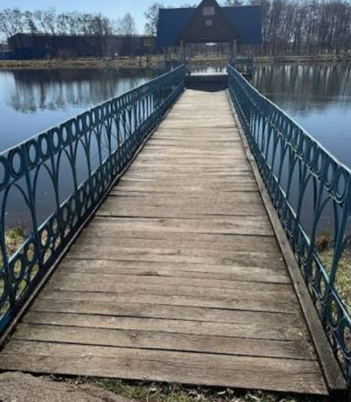 Хто схвалив цей дизайн? Калушани жорстко розкритикували ремонт пірса в соцмережах