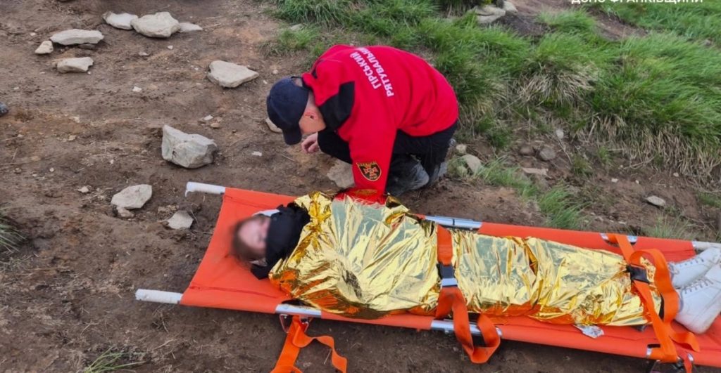 Під час спуску з Говерли постраждала туристка, якої забрали рятувальники