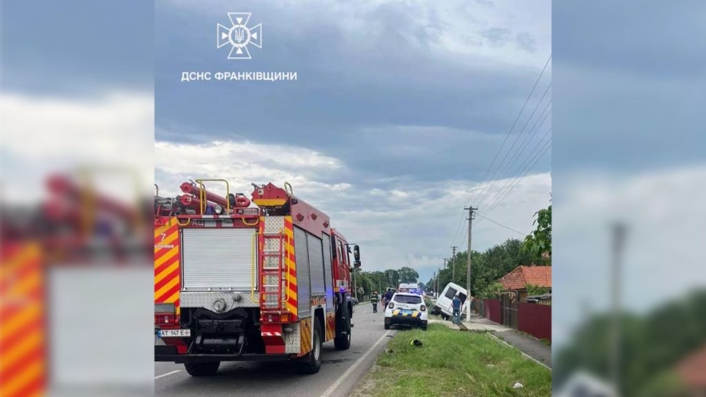 У Франківській області сталася аварія за участі пасажирського автобуса — рятувальники усували наслідки