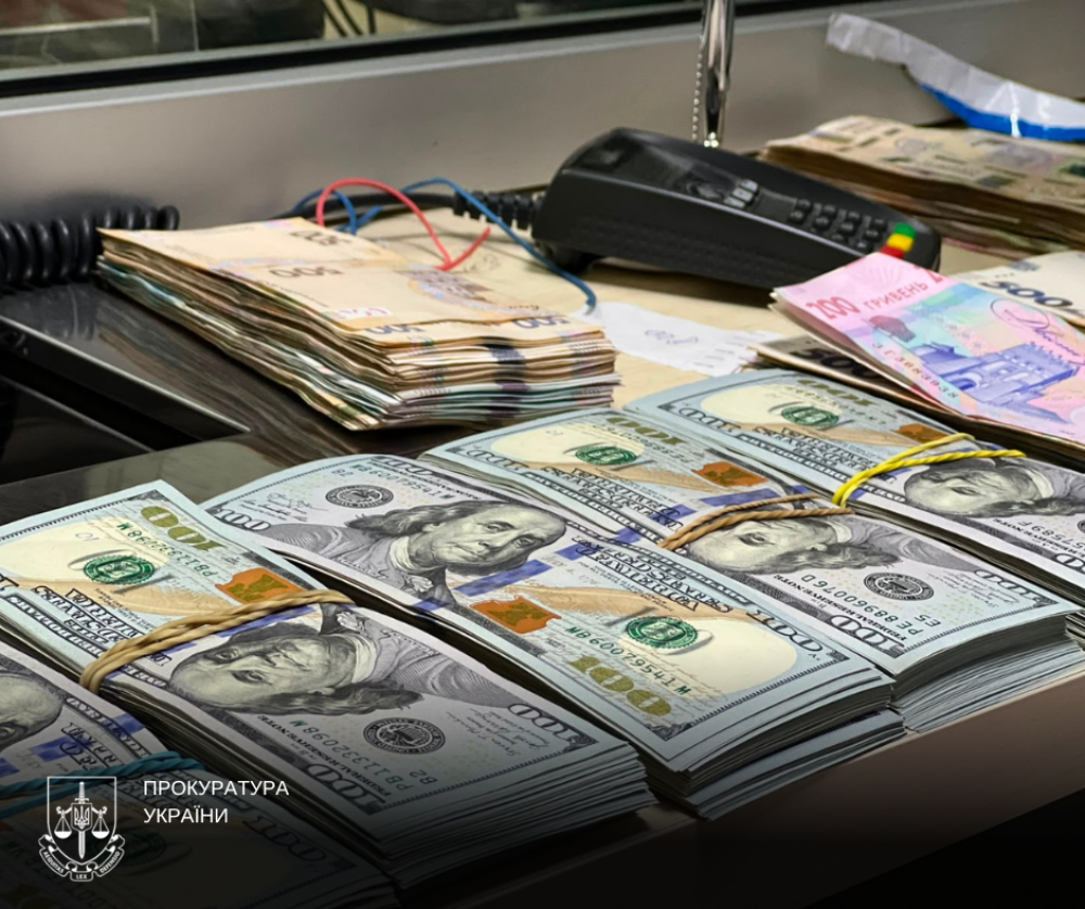 В Івано-Франківській області до АРМА передано майже 7 млн грн, вилучених у справі про незаконний продаж зброї