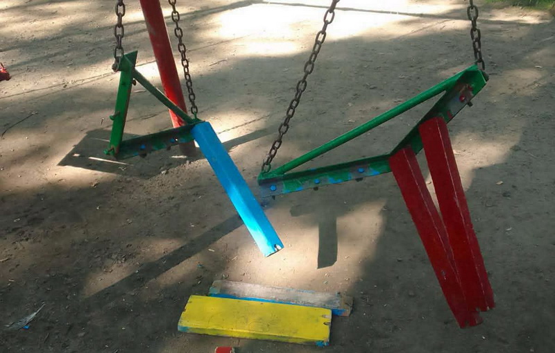 У Снятині зловмисники пошкодили дитячі гойдалки