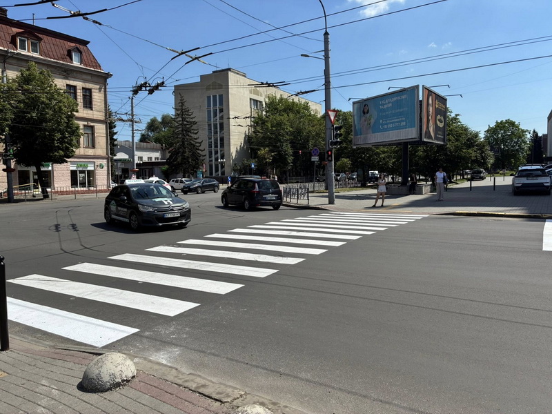 У Івано-Франківську освіжили розмітку на двох переходах