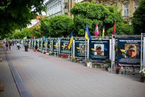В Івано-Франківську 41-річна жінка пошкодила банер із зображенням загиблого Героя