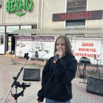 Перші внески на картку: 13-річна Анна Масляк “проспівала” у Калуші більше 10 тисяч гривень для ЗСУ