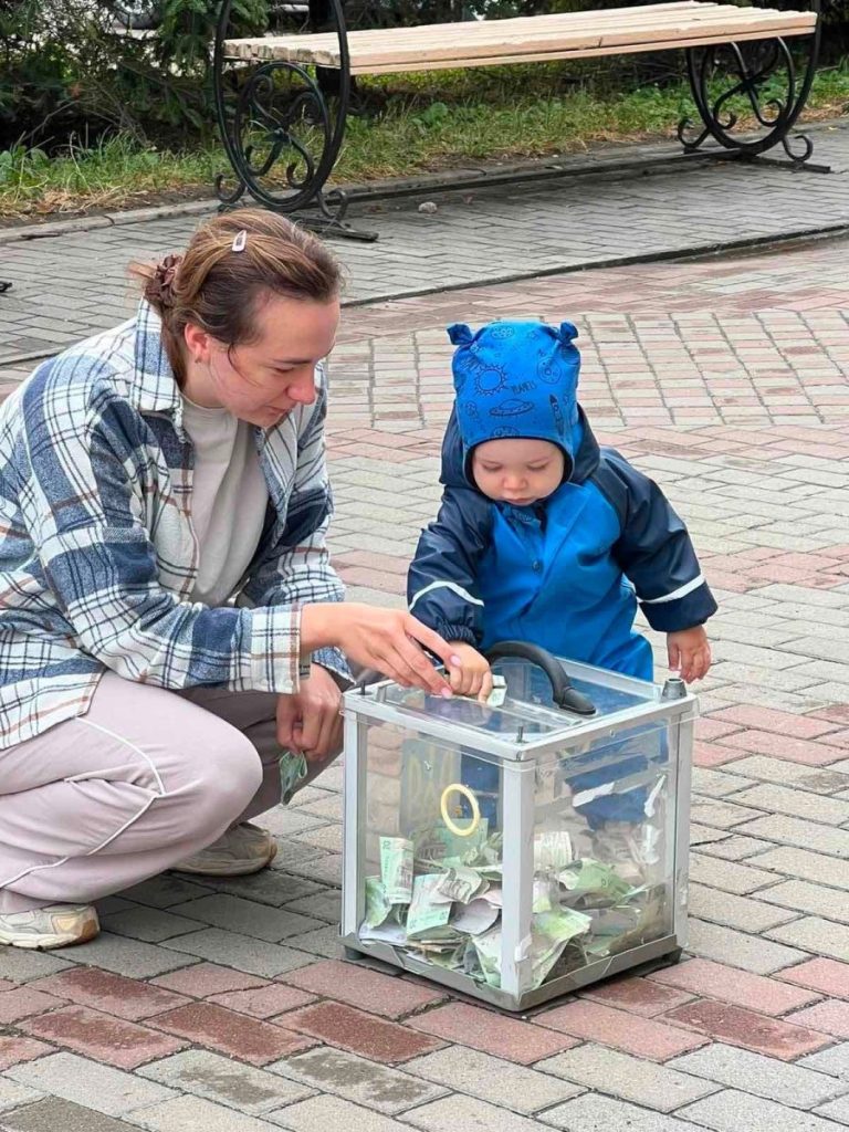 Молода співачка Анна Масляк вдруге за тиждень виступила на вулицях Калуша на підтримку ЗСУ