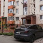 В Івано-Франківську електрокар Tesla підключили до зарядки через вікно квартири