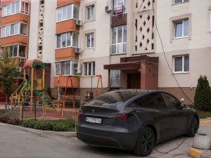 В Івано-Франківську електрокар Tesla підключили до зарядки через вікно квартири
