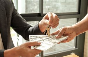 Вісім років у бігах: на Калущині суд дозволив арешт жінки за значні квартирні афери