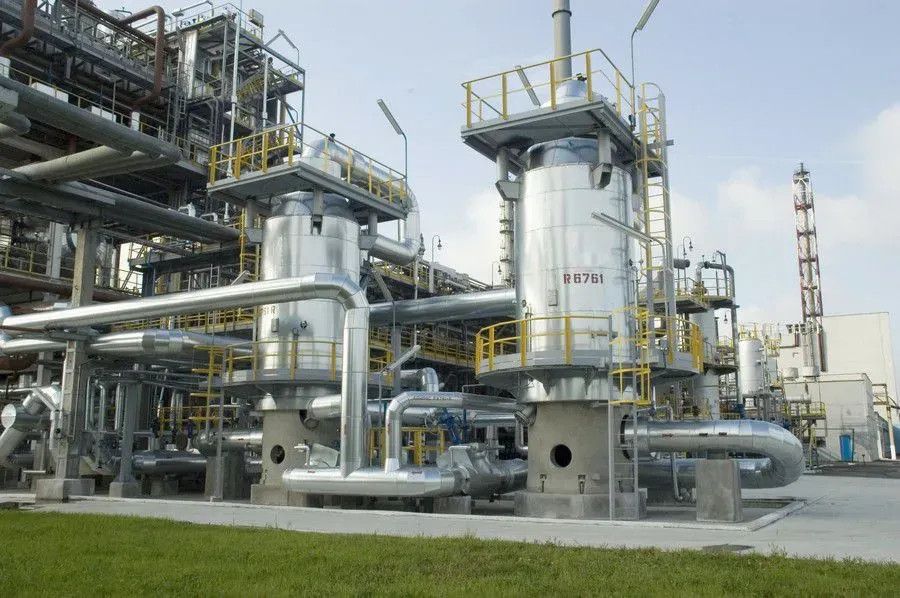Небезпека близько: працівники “Карпатнафтохіму” запрошують Президента України на зустріч