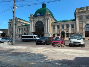 В Івано-Франківську облаштовують Привокзальну площу для людей з обмеженими можливостями та учасників бойових дій