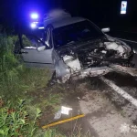 У Делятині п’яний керманич BMW зіткнувся з кам’яним парканом: троє пасажирів госпіталізовані