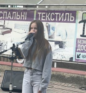 Як талановита дівчина зі Студінки допомагає жителям Калуша ставати благодійниками на шляху до мети у 100 тисяч гривень