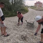 Вже друге літо поспіль: жителі Голиня знову власноруч ремонтують дорогу