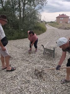 Вже друге літо поспіль: жителі Голиня знову власноруч ремонтують дорогу