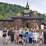 Страусиний омлет і молитва в Гошеві: як Будинок ветеранів “Джерело” підтримує сім’ї загиблих Захисників