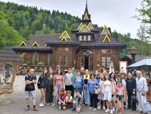 Страусиний омлет і молитва в Гошеві: як Будинок ветеранів “Джерело” підтримує сім’ї загиблих Захисників