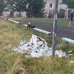 У Калуші діти займаються спортом на майданчику, засміченому битим склом
