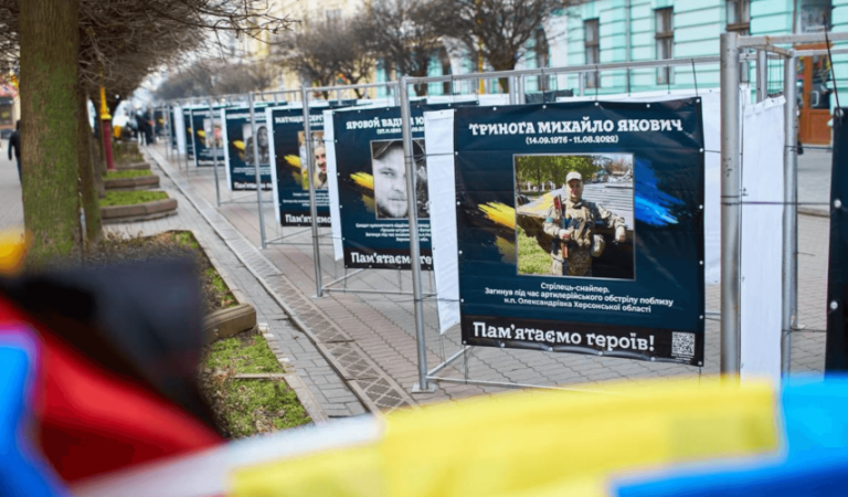 В Івано-Франківську замінять куби на інші форми в оновленій «Алеї Слави»