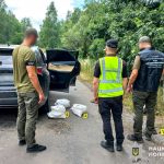 На блокпосту у жителя Рівненщини в автомобілі «Лексус» виявили мішки з бурштином понад 20 кілограмів