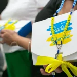 Молитва замість куль: як у Франківську сім’ї військових виготовляють духовні амулети для фронту