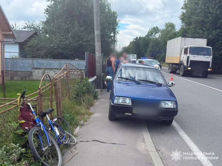 В Івано-Франківській області легковий автомобіль збив велосипедиста