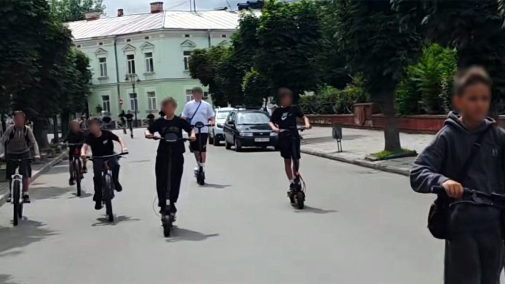 Широкі порушення правил дорожнього руху та російська музика: у Коломиї молодь організувала зустріч власників електросамокатів