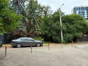 В Івано-Франківську встановили нові бар’єрні стовпці для впорядкування паркування
