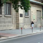 У Франківську продовжують встановлювати обмежувальні стовпчики для запобігання хаотичному паркуванню