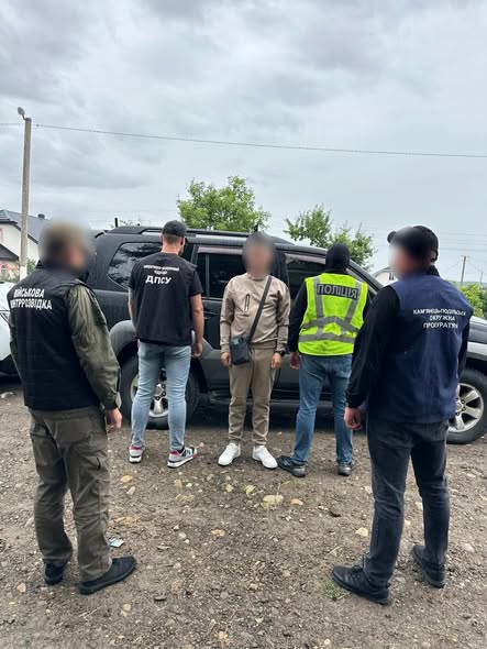 В Івано-Франківській та Хмельницькій областях затримали керівника незаконного переправлення через кордон