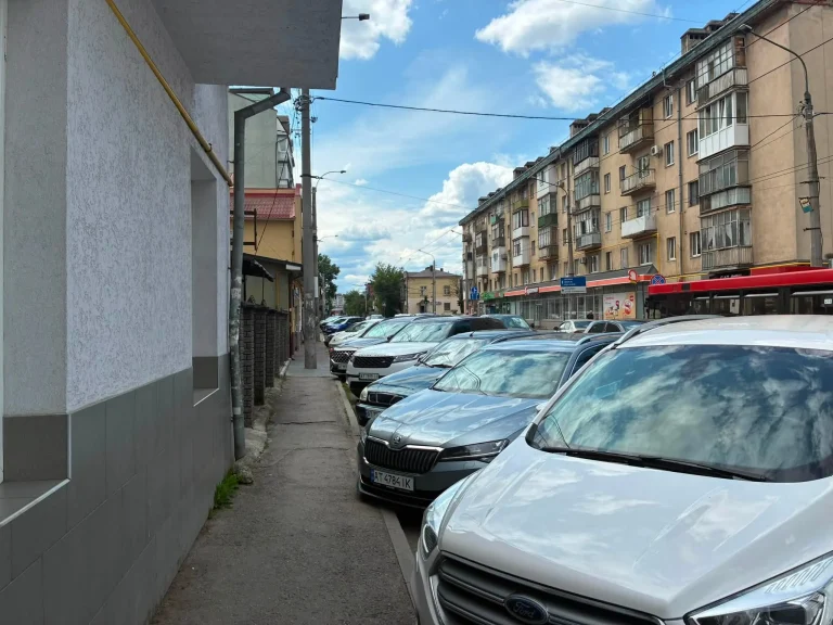 У Франківську збираються збільшити ширину проблемного тротуару на вулиці Бандери