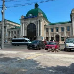 Рельєфна плитка та занижені бордюри: оновлення Привокзальної площі в Івано-Франківську