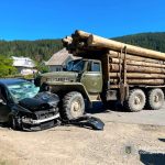 У Верховині в результаті аварії за участю легковика та лісовоза загинула пасажирка, водійка госпіталізована