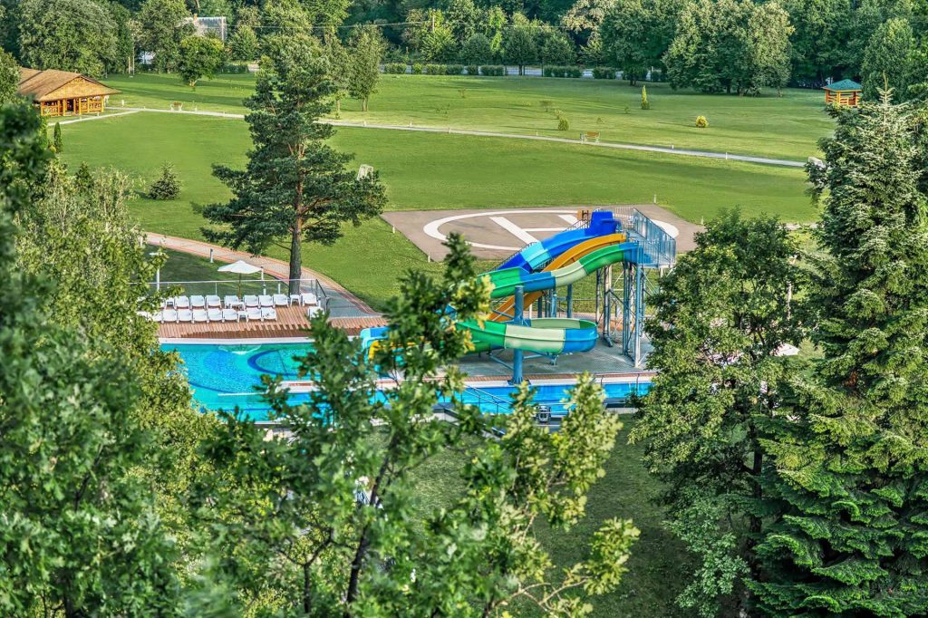 Басейн із гірками під відкритим небом