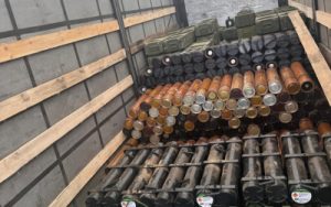 ДБР затримало трьох військових за спробу продажу зброї та вибухівки