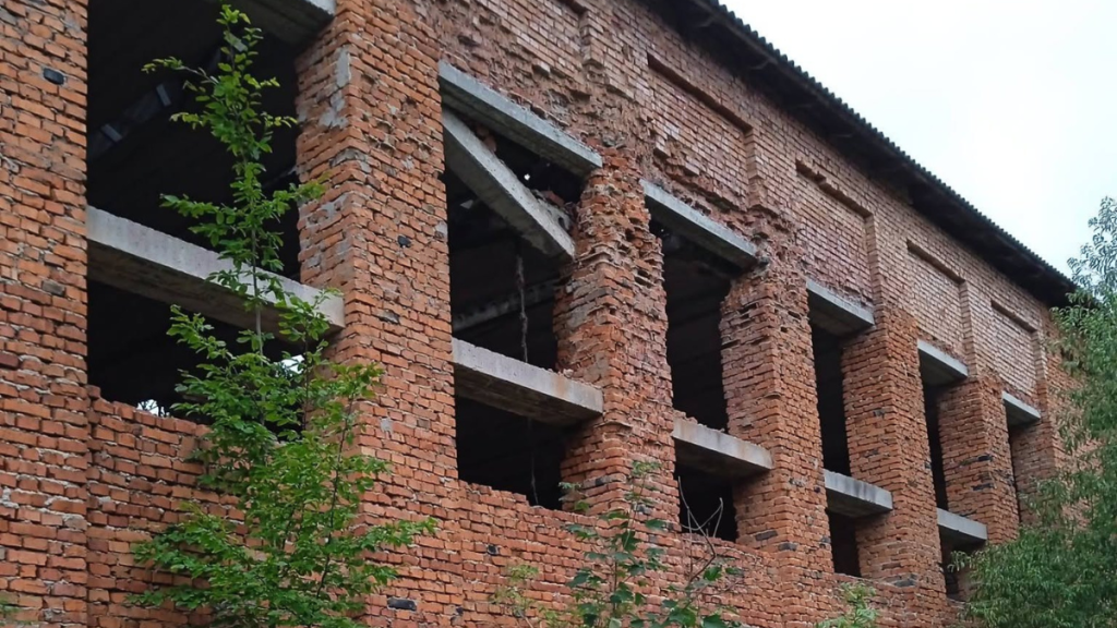 У Верхньому Струтині руйнується недобудована школа