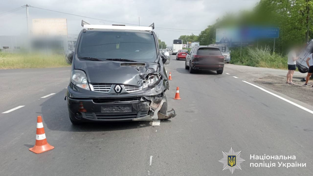 На трасі біля Івано-Франківської громади сталося зіткнення двох автомобілів — одного водія доставили до лікарні