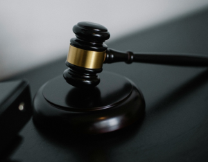 Батько п’ятьох дітей з Франківщини засуджений до 15 років ув’язнення за зґвалтування доньки