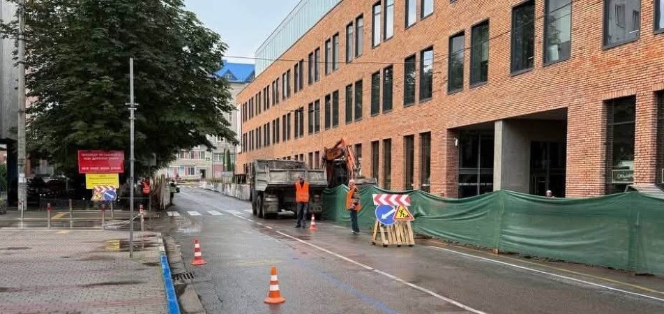 В Івано-Франківську ремонтують вулицю Мельника
