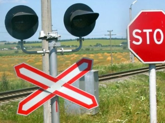 У Прикарпатті на три дні припинили рух через залізничний переїзд: з яких причин